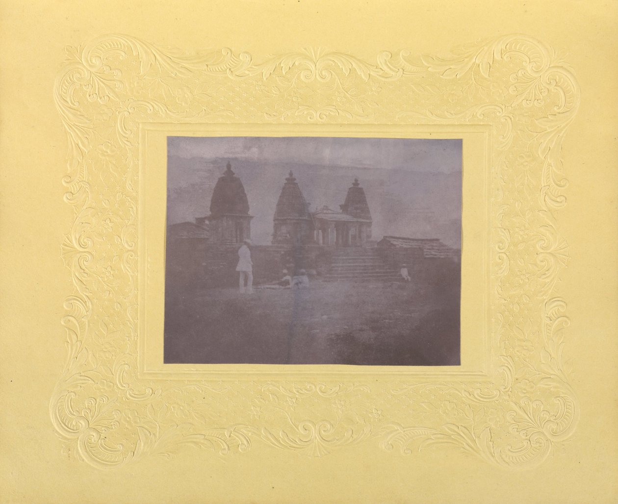 Neznámý výrobce, Brit, aktivní Indie asi 1843 - (Muži před třemi chrámy, Indie) od Unbekannt Unbekannt