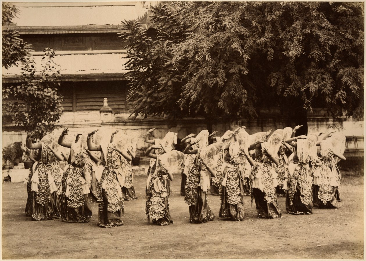 Zahalení tanečníci v Mandalay, Barma, konec 19. století (tisk alba) od Unbekannt Unbekannt