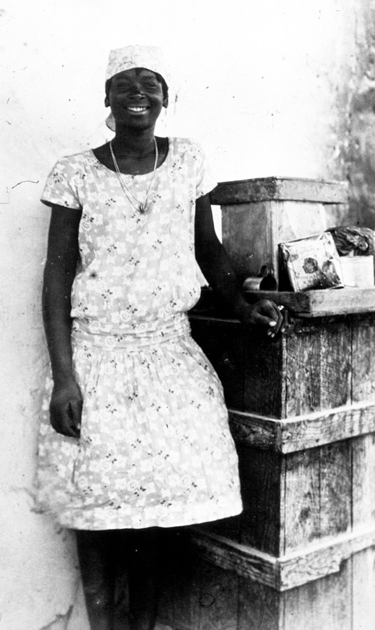 19322 HAITI Malý obchodník z Akassanu uvařený? ale základna od Unbekannt