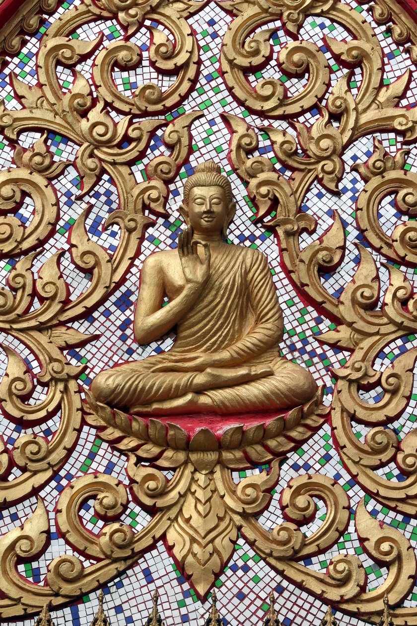 20151102, Vang Vieng, Laos : Vstupní dveře zdobené zlatými reliéfy. Učící Buddha zobrazuje konkrétní okamžik v životě Buddhy, konkrétně první kázání, které Buddha pronesl po dosažení osvícení. od Unbekannt