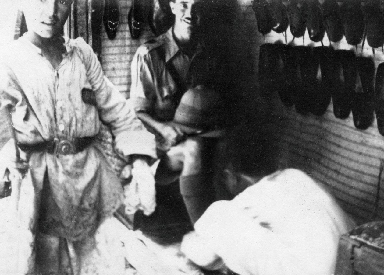 Britský důstojník v obchodě s obuví, Bagdád, Mezopotámie, WWI, 1918 od Unbekannt
