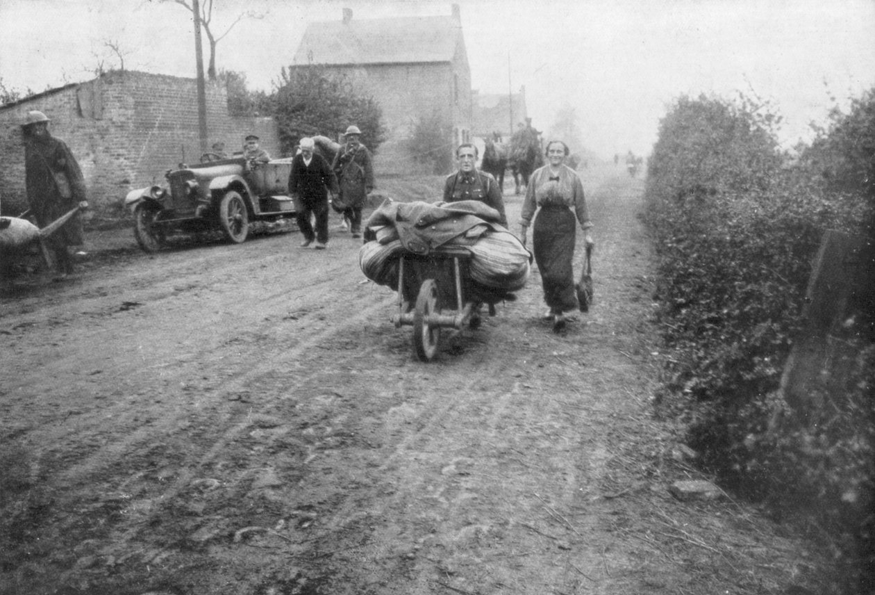 Britský voják pomáhá ženě vrátit se do její vesnice, Francie, 1918 od Unbekannt