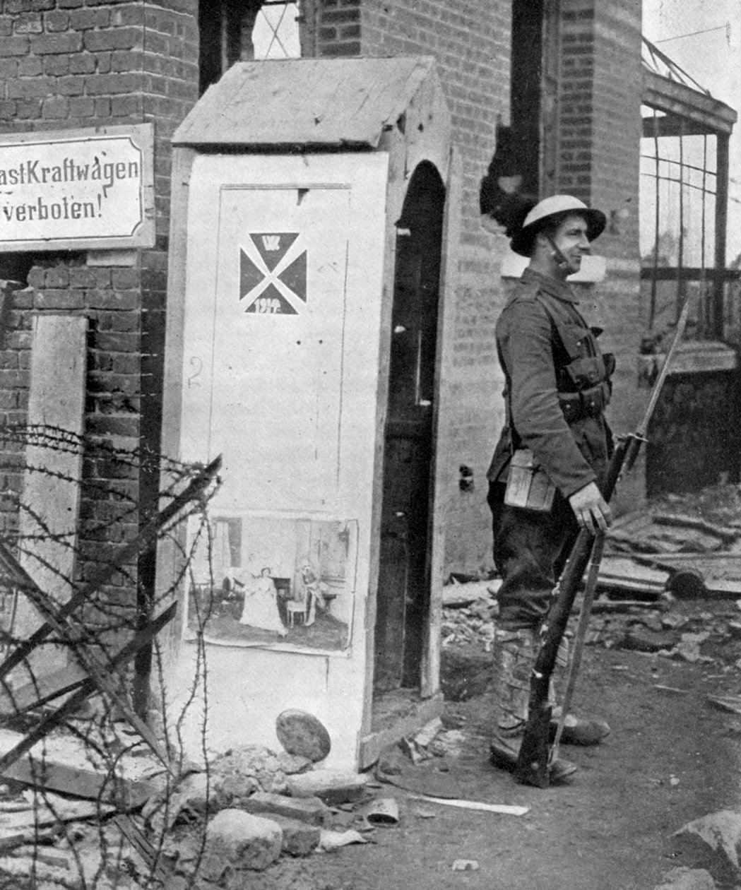 Britský voják ve strážní službě po pádu Peronne, Francie, první světová válka, 1917, c1920 od Unbekannt