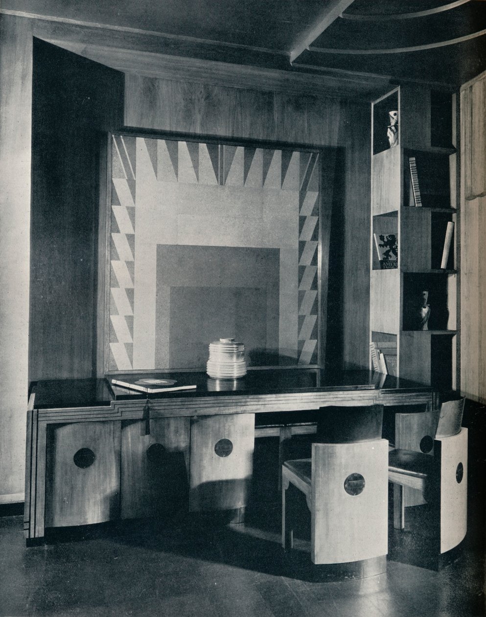 Konferenční stůl a židle do soukromé kanceláře. Navrhl Joseph Sinel, 1930 od Unbekannt