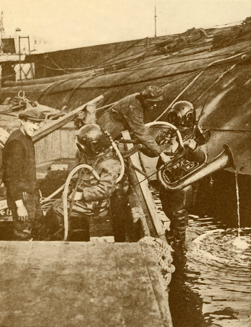 Potápěč s eufoniem a meči od německého císaře potopeného ve Scapa, c1930. od Unbekannt