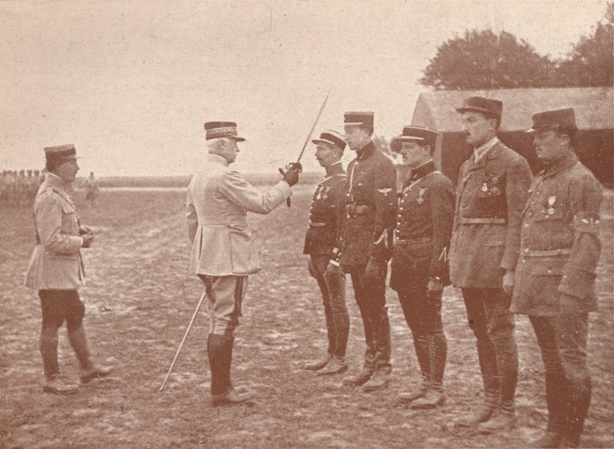 Francouzský generál udělující vyznamenání letcům, c1918 1919 od Unbekannt