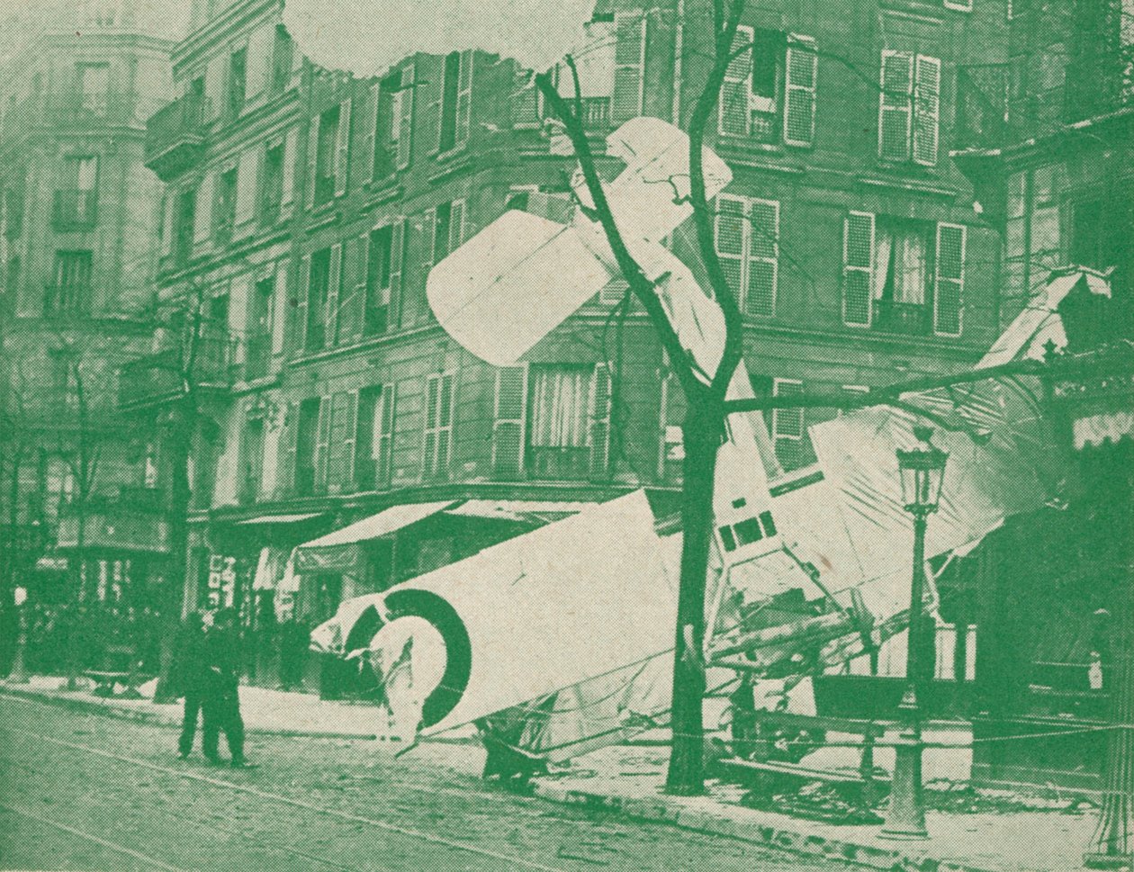 Francouzské letadlo klesá v pařížské ulici, c1917 1919 od Unbekannt