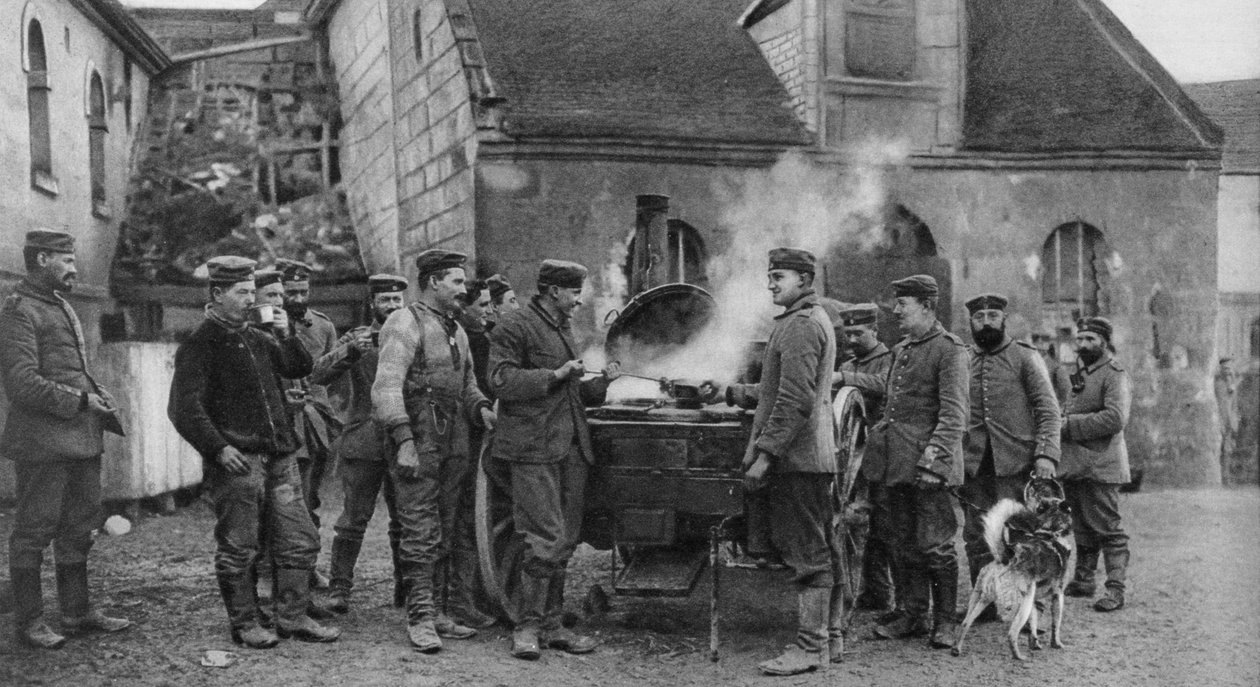 Polní kuchyně německé armády ve francouzské vesnici, první světová válka, 1915 od Unbekannt