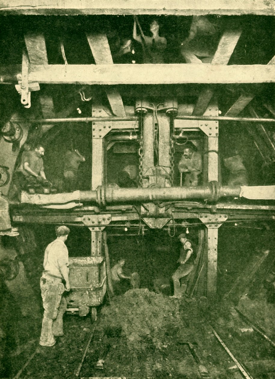 A Greathead Shield: Excavating a Tube Tunnel, 1930. od Unbekannt