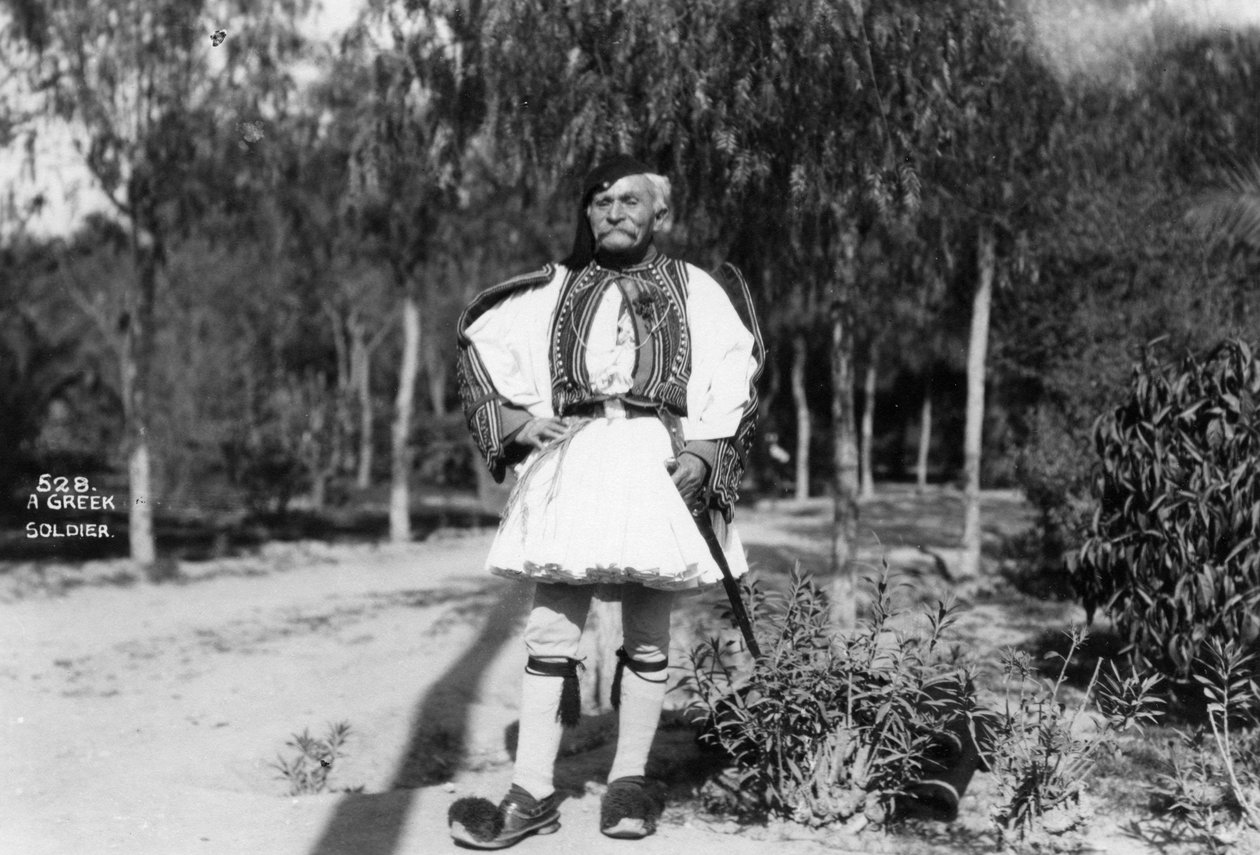 Řecký voják v tradiční uniformě, 20. až 30. léta 20. století od Unbekannt