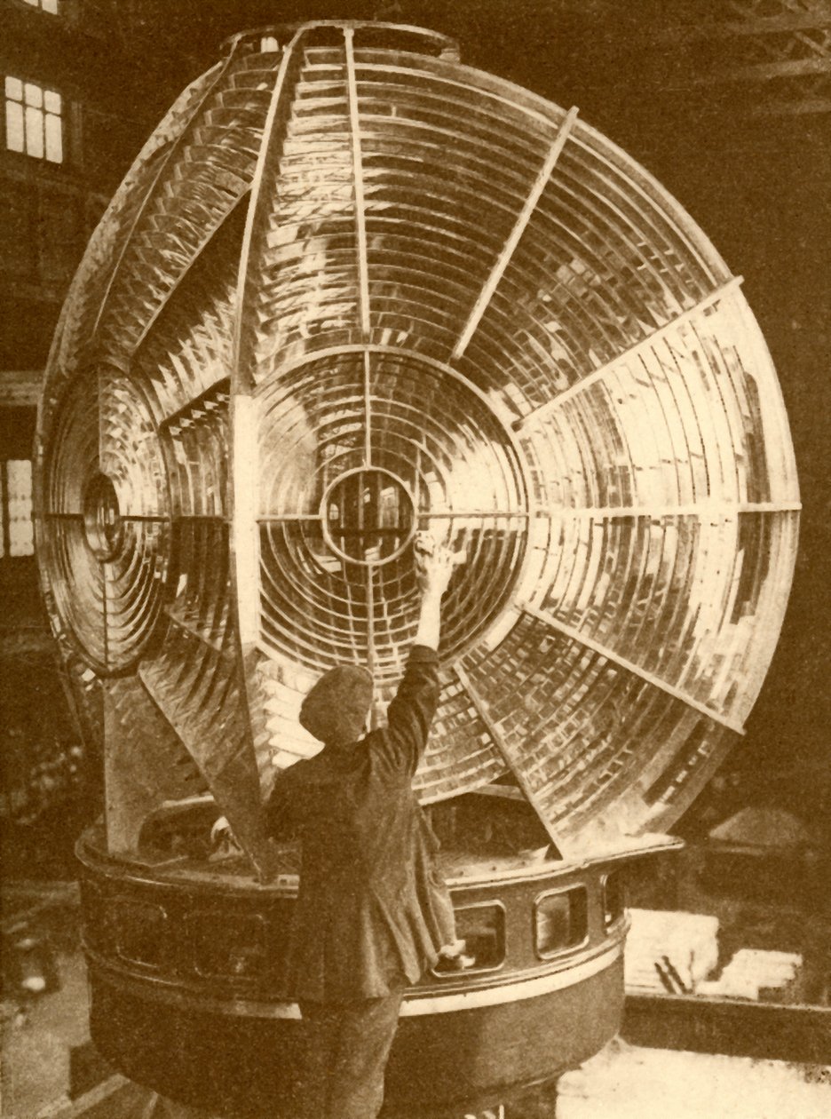 Lucerna majáku se skupinovými blikajícími čočkami, c1930. od Unbekannt