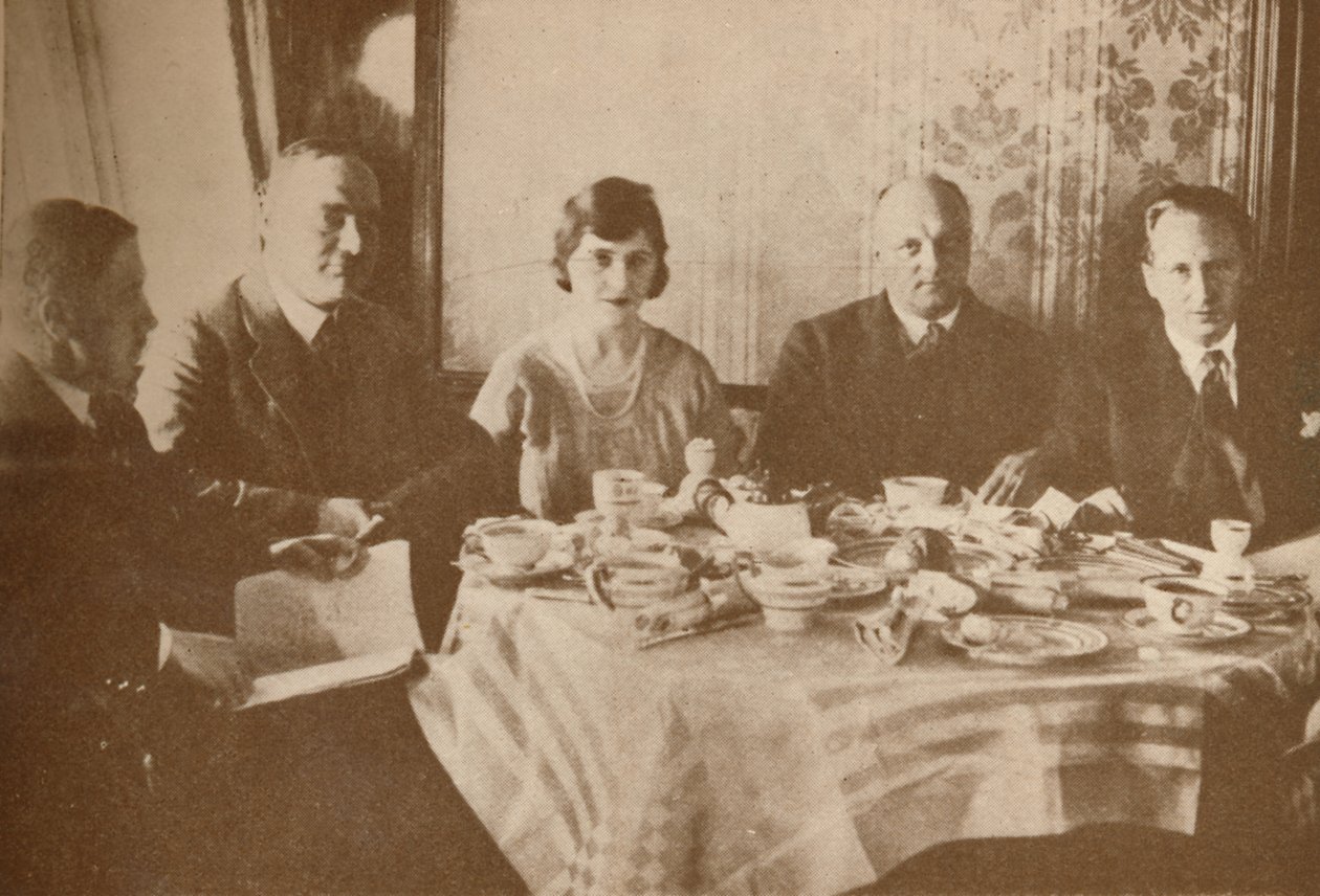 Jídlo na palubě Graf Zeppelin při letu nad Atlantikem, 1927 od Unbekannt