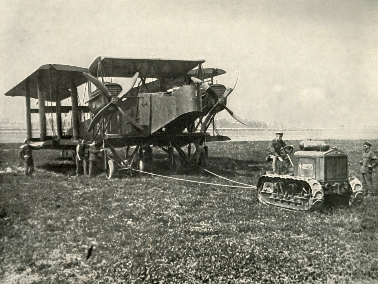 Malý motorový traktor získává obrovský R.A.F. Bombardovací stroj do pozice..., 1919. od Unbekannt