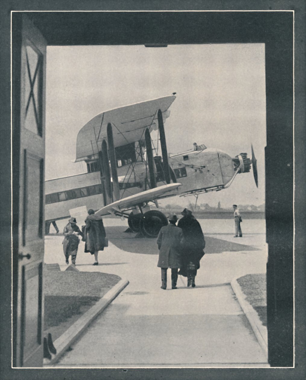 Symbol moderního světa – cestující nastupující na letišti Croydon, c1935 od Unbekannt