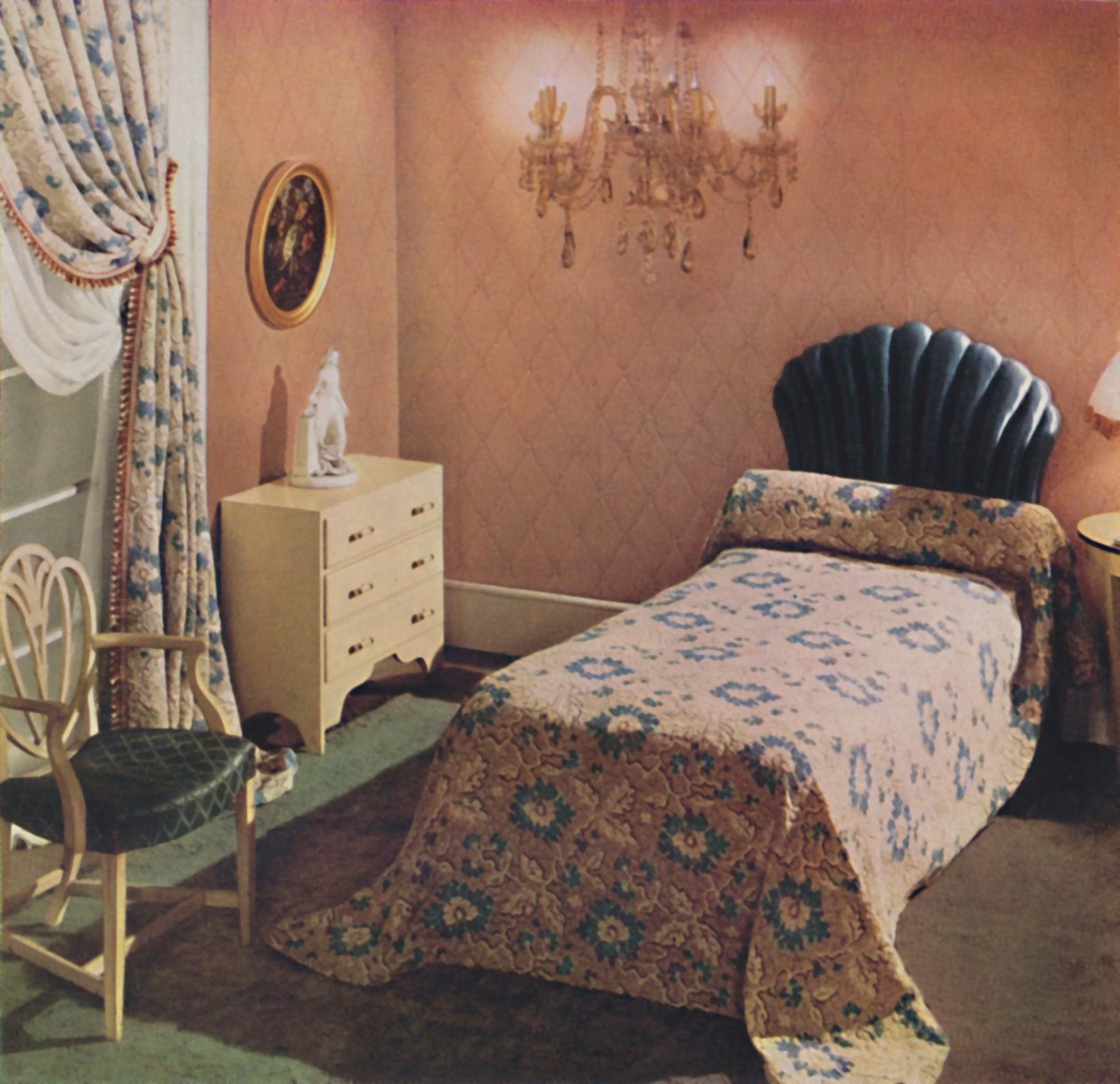 Přehoz Vantona Court dodává této ložnici luxusní nádech, 1942 od Unbekannt