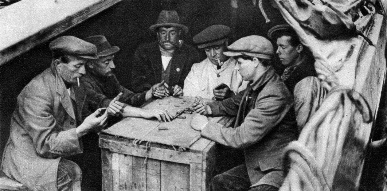 Člun a jeho kamarádi hrají domino v nákladovém prostoru člunu, 1926-1927 od Unbekannt