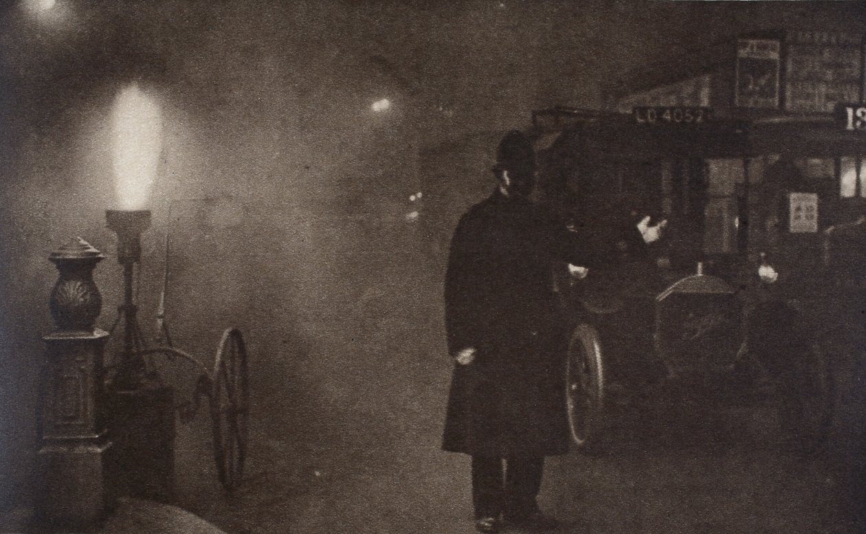 Strážník řídil provoz v mlze, Londýn, 1910-c1920 od Unbekannt