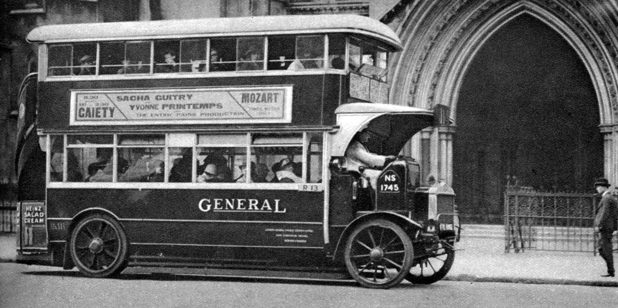 Dvoupatrový autobus stojící před soudy v Londýně, 1926-1927 od Unbekannt