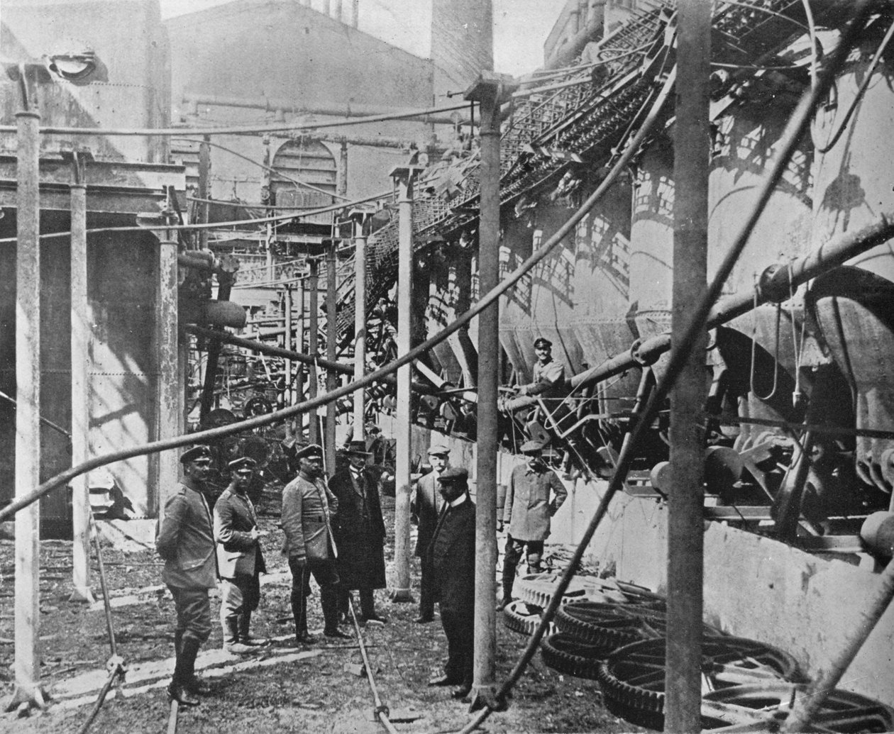 Továrna zničená Rusy, aby zabránili jejímu využití pro Němce, 1915 od Unbekannt