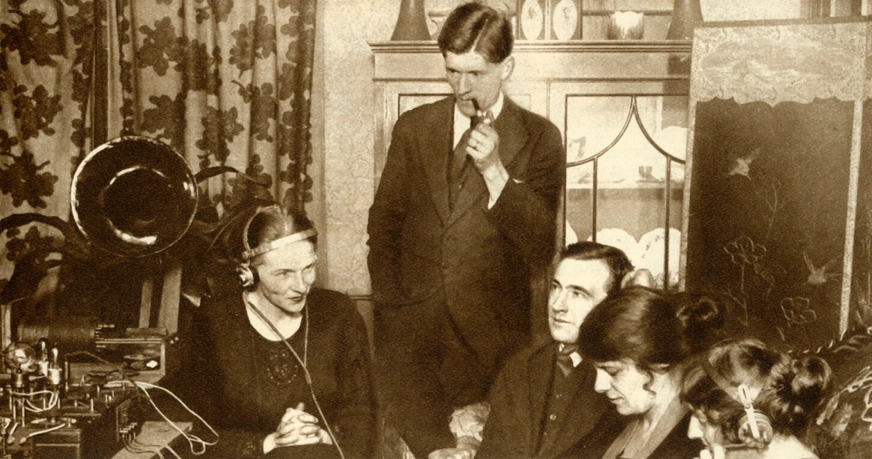 Rodina naslouchající výsledkům všeobecných voleb v roce 1923, 1935. od Unbekannt