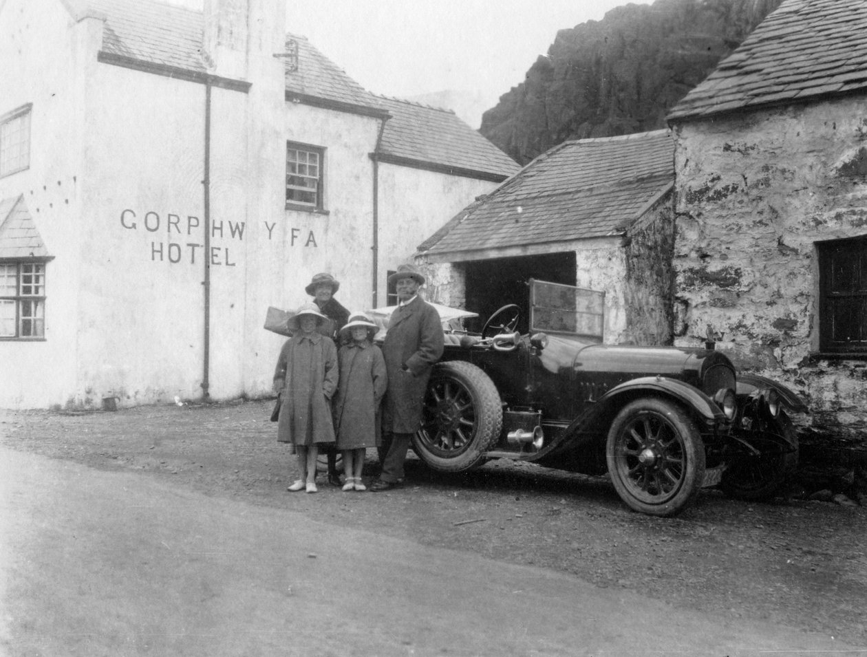 Rodina stojící vedle svého auta, Gorphwysfa Hotel, Severní Wales, 20. až 30. léta 20. století od Unbekannt