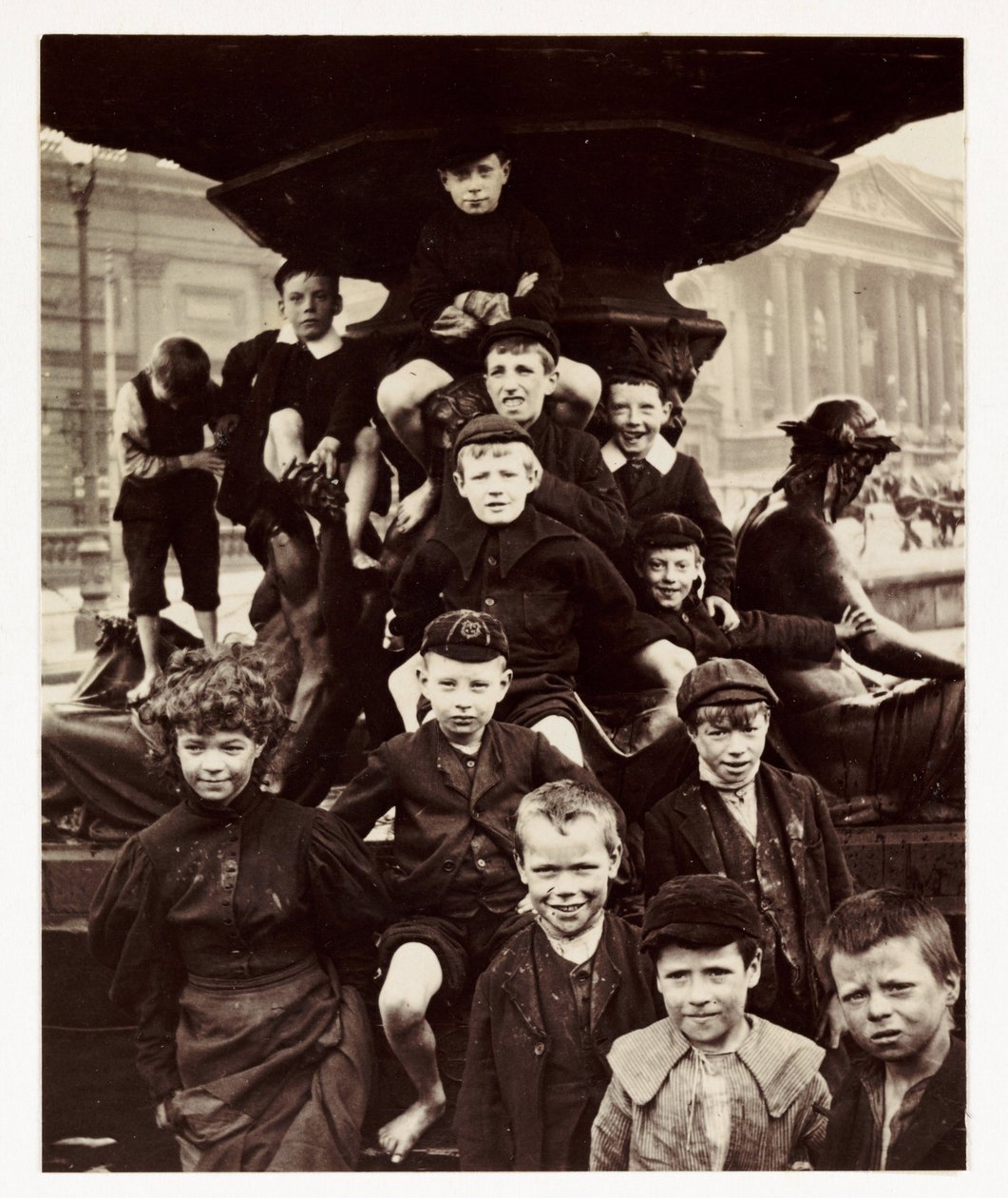Skupina dětí před fontánou Steble v Liverpoolu, pořízená neznámým fotografem asi v roce 1905 od Unbekannt