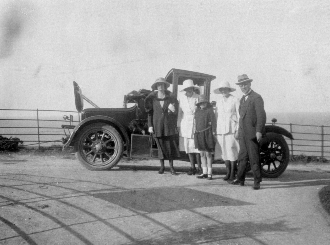 Skupina lidí před jejich autem u moře, c1920 od Unbekannt