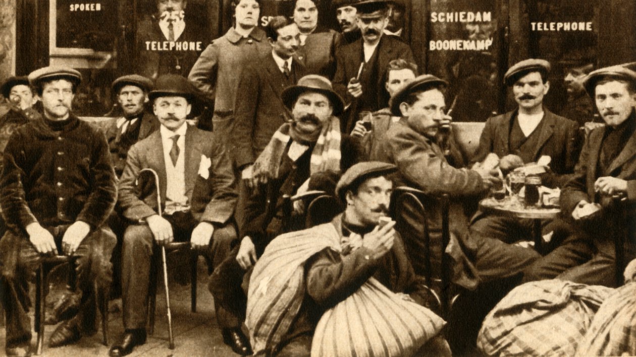 Skupina uprchlických terénních pracovníků v kavárně v Paříži, první světová válka, 1914-1918, 1933. od Unbekannt