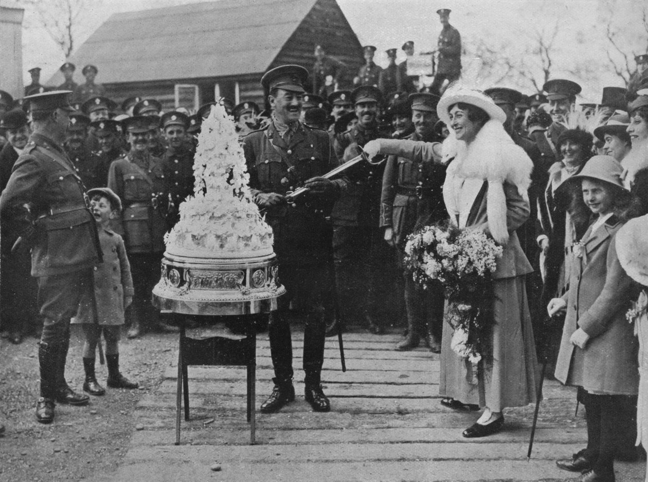 Khaki svatba: Krájení svatebního dortu mečem ženichů, 1915 od Unbekannt