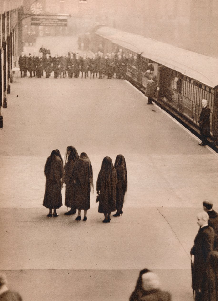 Osamělá skupina královských truchlících: Queen Mary with the Princess Royal, 1936. od Unbekannt