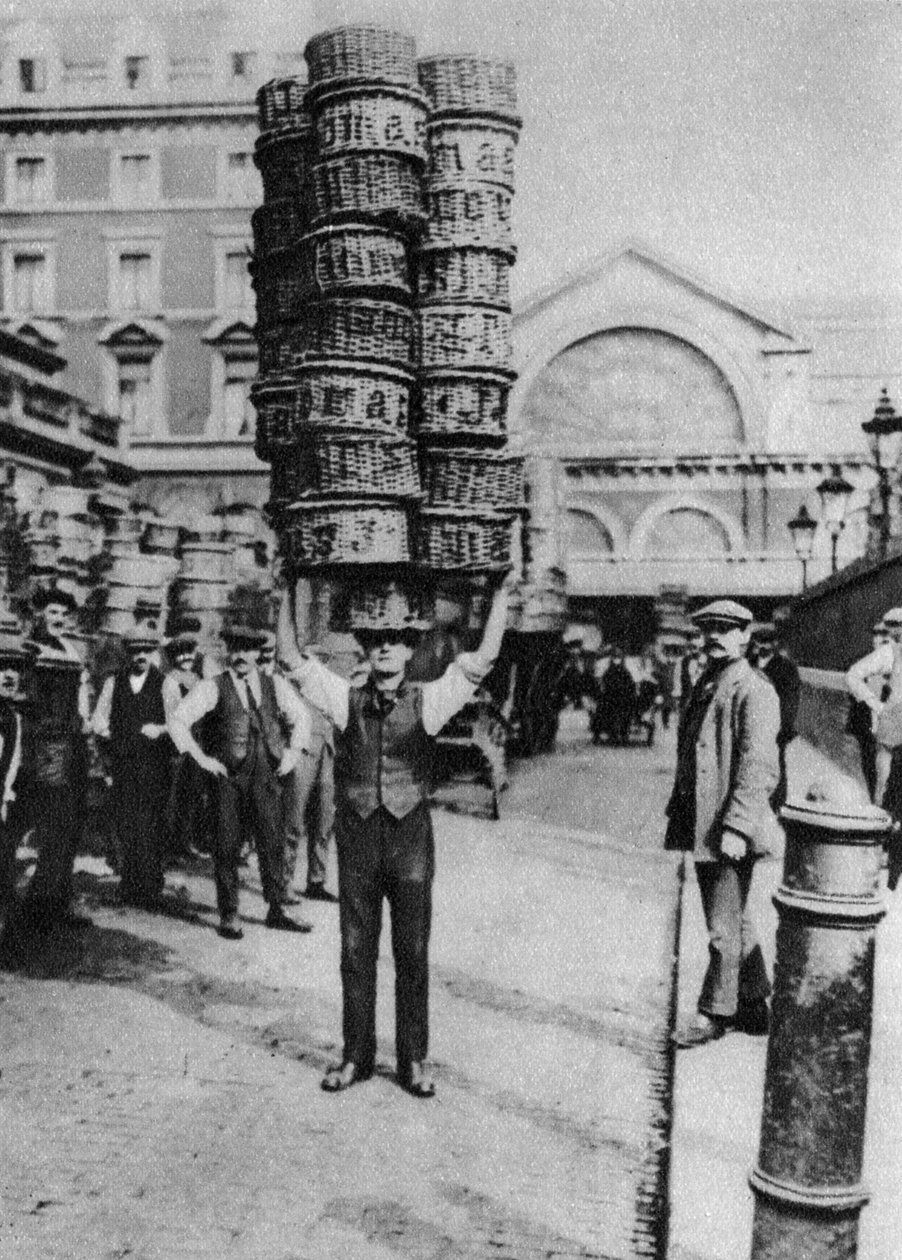 Muž s mnoha košíky na hlavě, Covent Garden, Londýn, 1926-1927 od Unbekannt