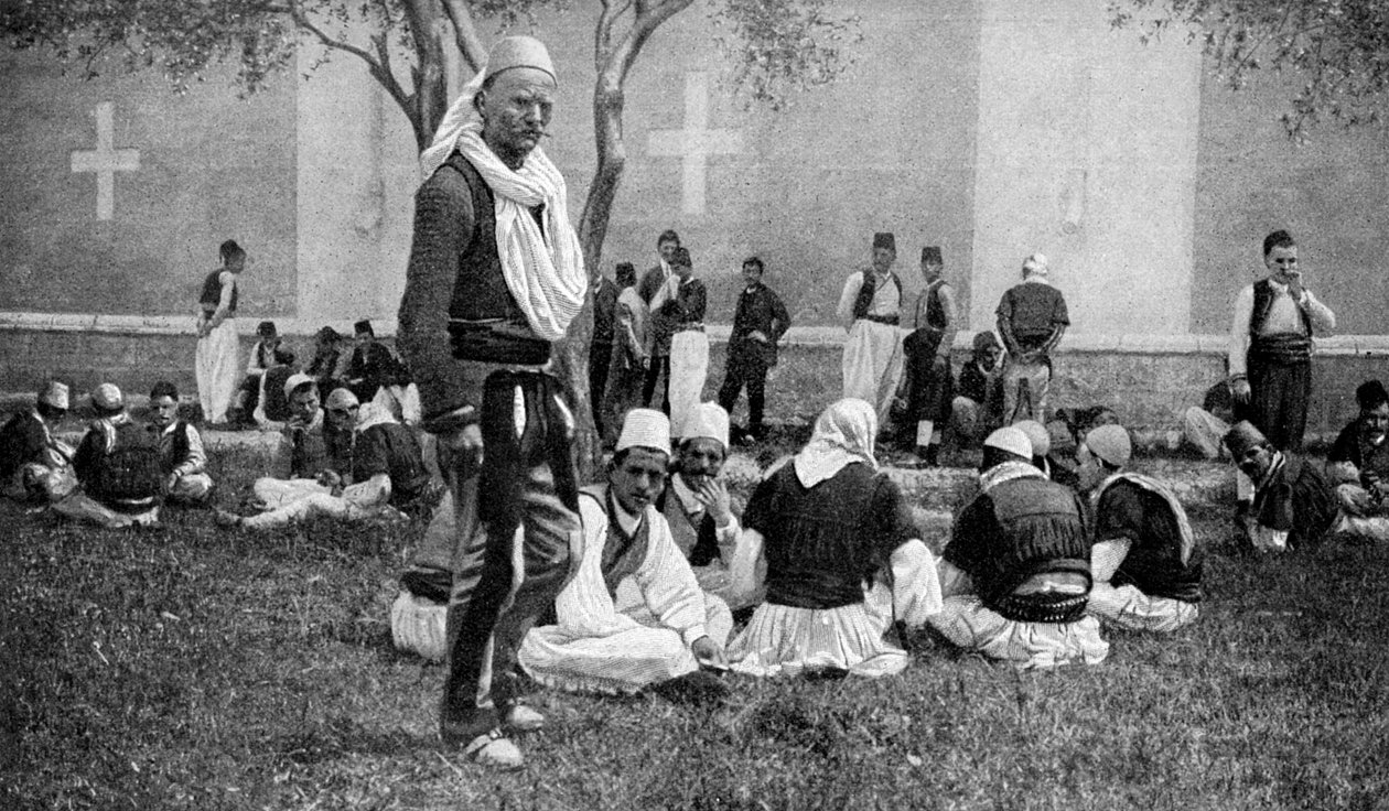 Setkání mirditských horalů a jejich městských příbuzných před katedrálou Scutari, Turecko, 1922 od Unbekannt