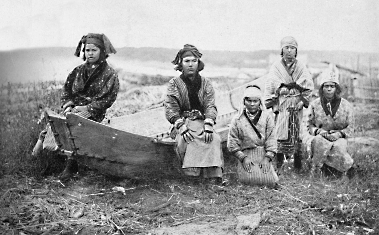 Party žen Ainu, Monbetsu, Hokkaido, Japonsko, 1902 od Unbekannt
