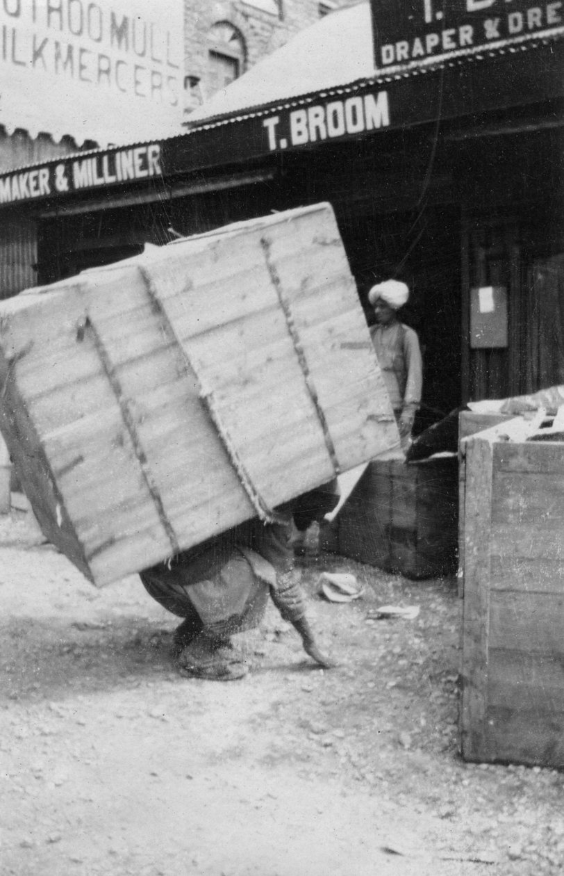 Nosič zvedající velký náklad, Chakrata, Indie, 1917 od Unbekannt