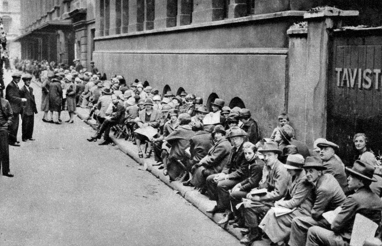 Fronta na první noční vstupenky v Covent Garden, Londýn, 1926-1927 od Unbekannt