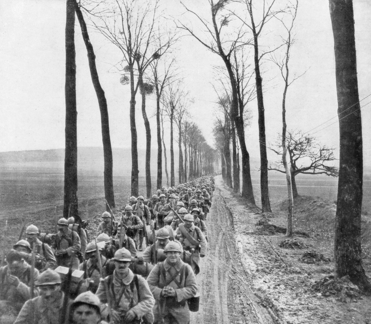 Pluk francouzské pěchoty mířící na frontu, Francie, 30. března 1918 od Unbekannt