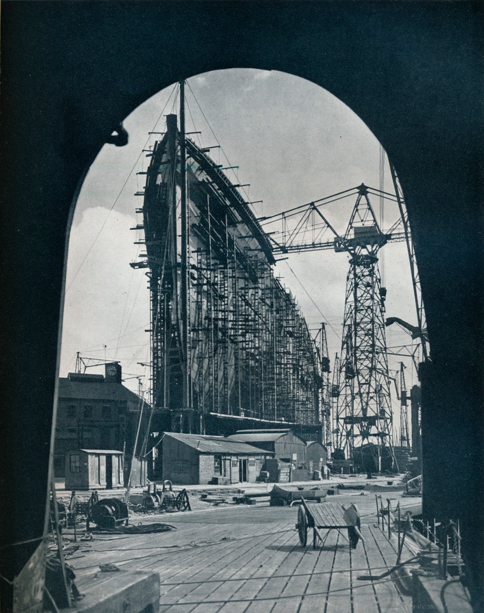 Úchvatný příďový pohled na obří loď Cunard, Queen Mary, v Clydebank, Glasgow, 1934 od Unbekannt