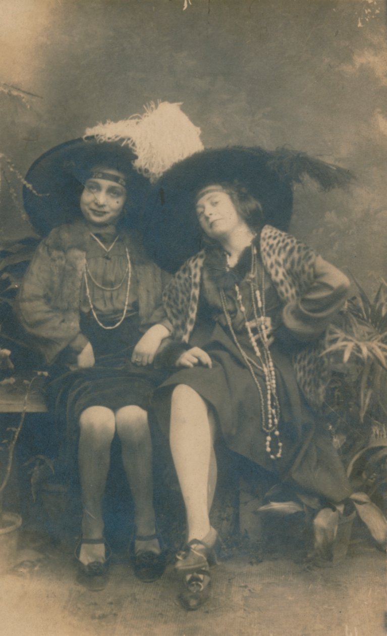 Ateliérová fotografie dvou dam, c1910 od Unbekannt