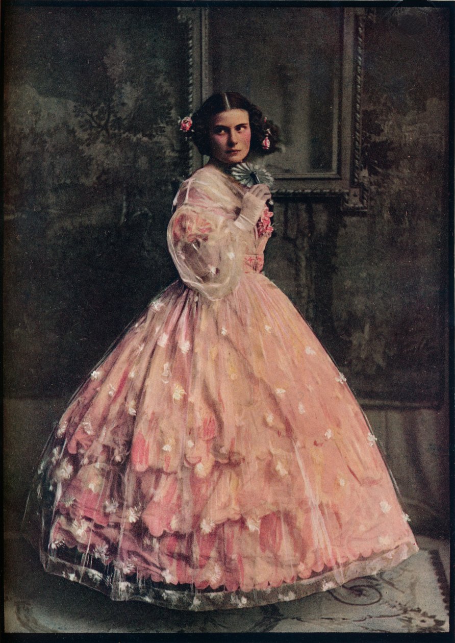 Plesové šaty se třemi vroubky z růžového hedvábí s převleky z bílé květované gázy, 1850-60, c1913 od Unbekannt