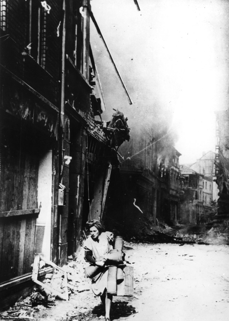 Žena opouštějící svůj hořící dům na vybombardované ulici, Německo, 1945 od Unbekannt