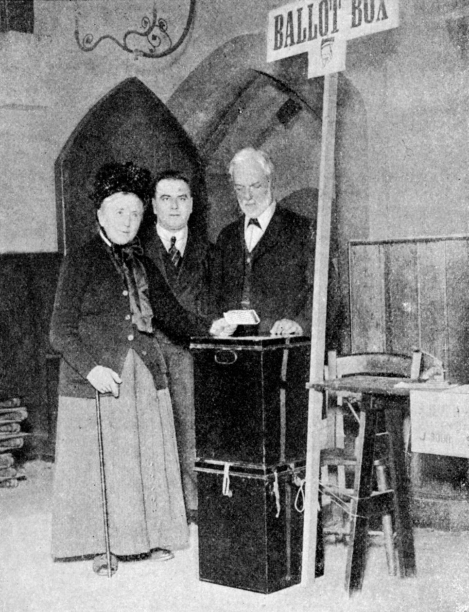 Žena zaznamenávající svůj hlas u volební urny, c1922 od Unbekannt