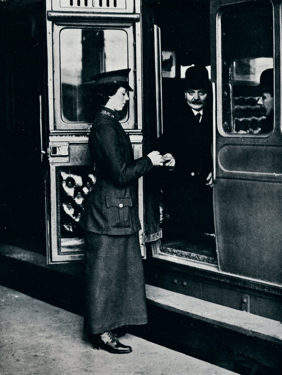 Žena inspektorka jízdenek v práci, c1914 od Unbekannt