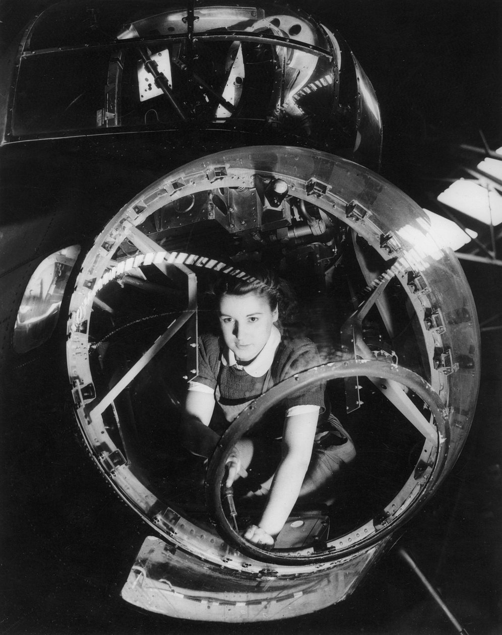 Žena pracující na bombardéru Lancaster, druhá světová válka, 40. léta od Unbekannt