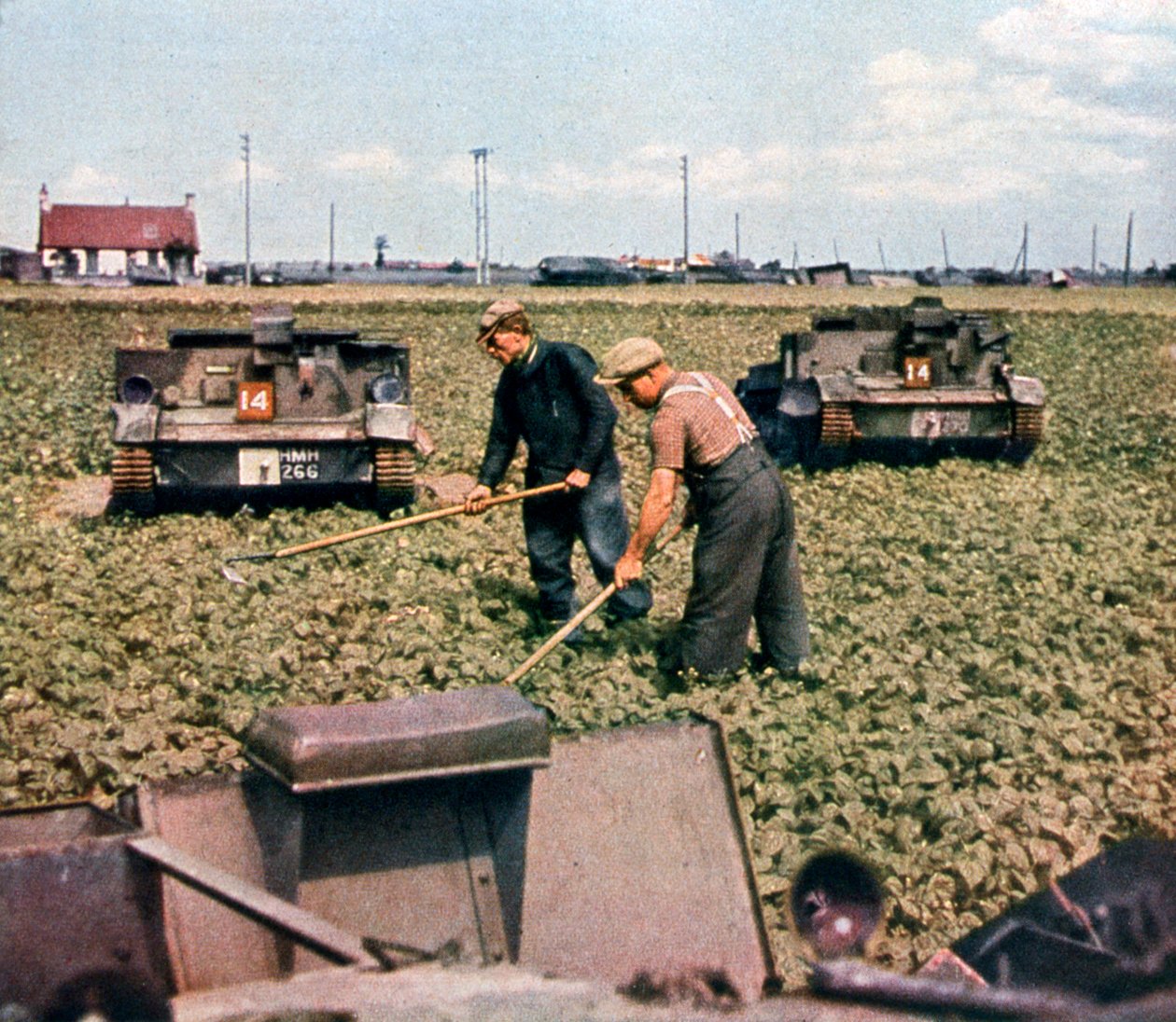 Opuštěné francouzské tanky v poli, Dunkirk, Francie, 1940 od Unbekannt