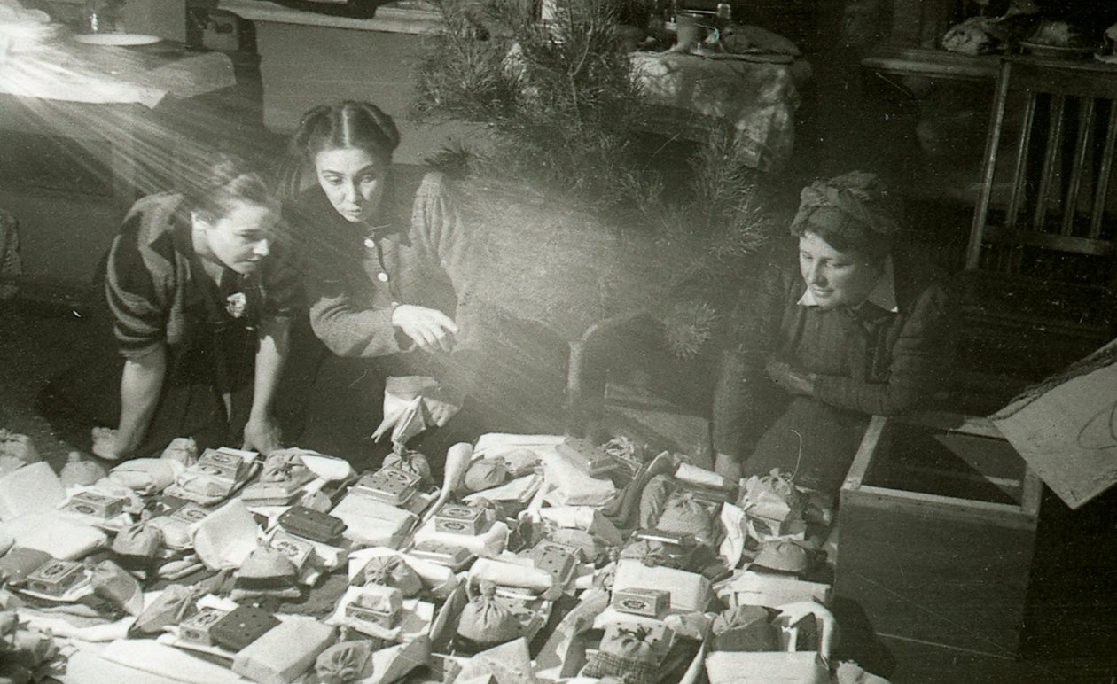Herečky Moskevského uměleckého divadla připravující dárky pro Rudou armádu, SSSR, 1943 od Unbekannt