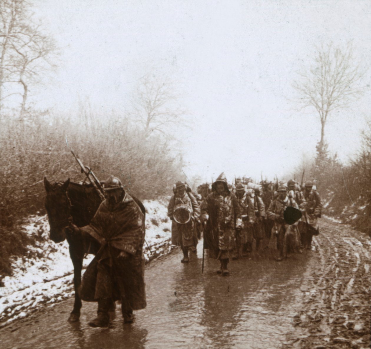 Postupující ve sněhu, Artois, severní Francie, c1914-c1918 od Unbekannt