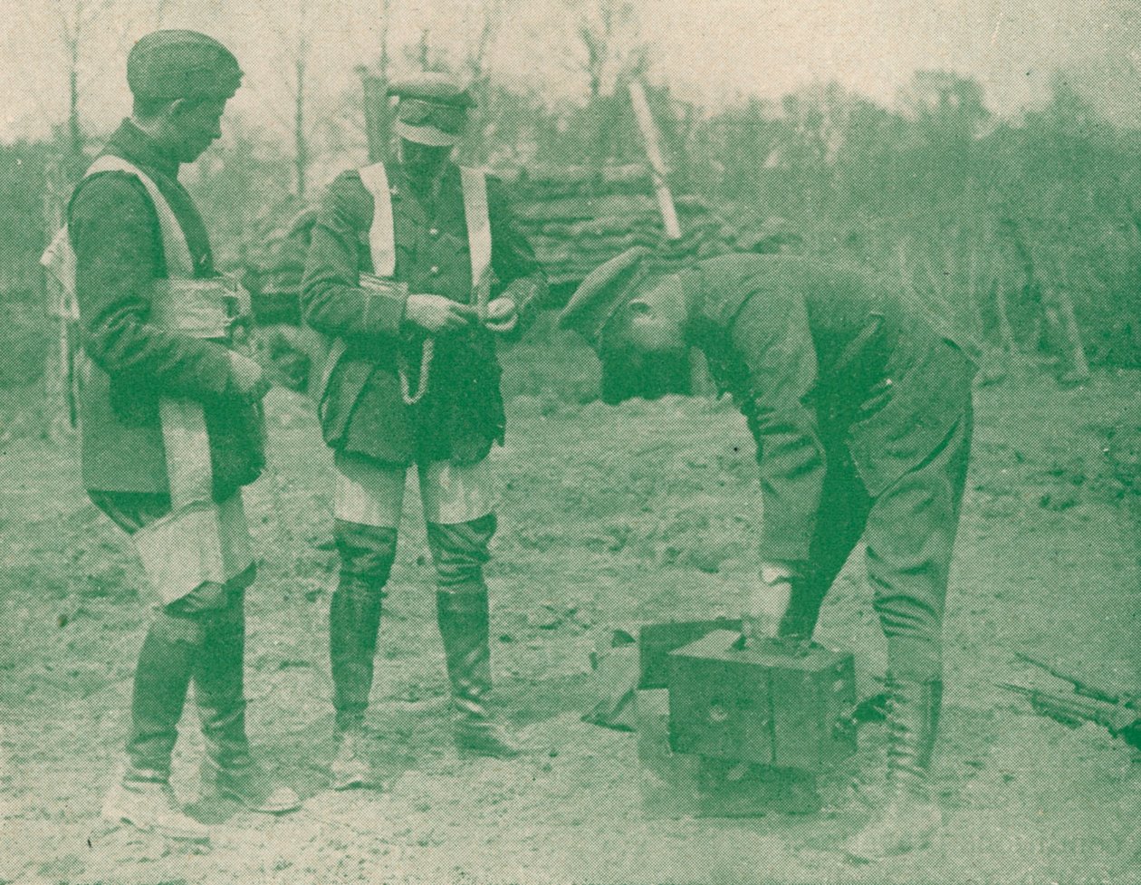 Letečtí fotografové připevňující padákové postroje před výstupem, c1917 1919 od Unbekannt