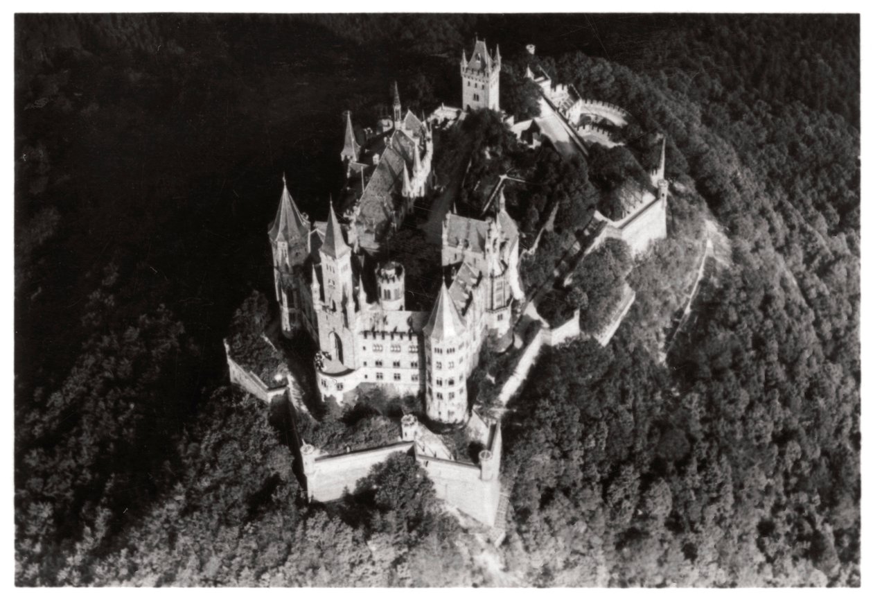 Letecký pohled na hrad Hohenzollern, Bádensko-Württembersko, Německo, ze Zeppelinu, c1931 1933 od Unbekannt