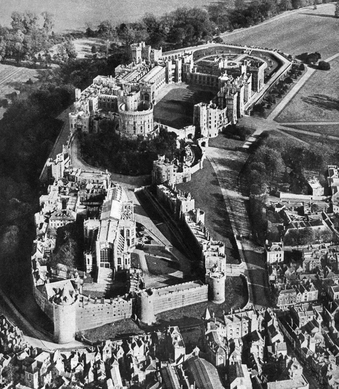 Letecký pohled na hrad Windsor, s kaplí svatého Jiří v popředí, 1935 od Unbekannt