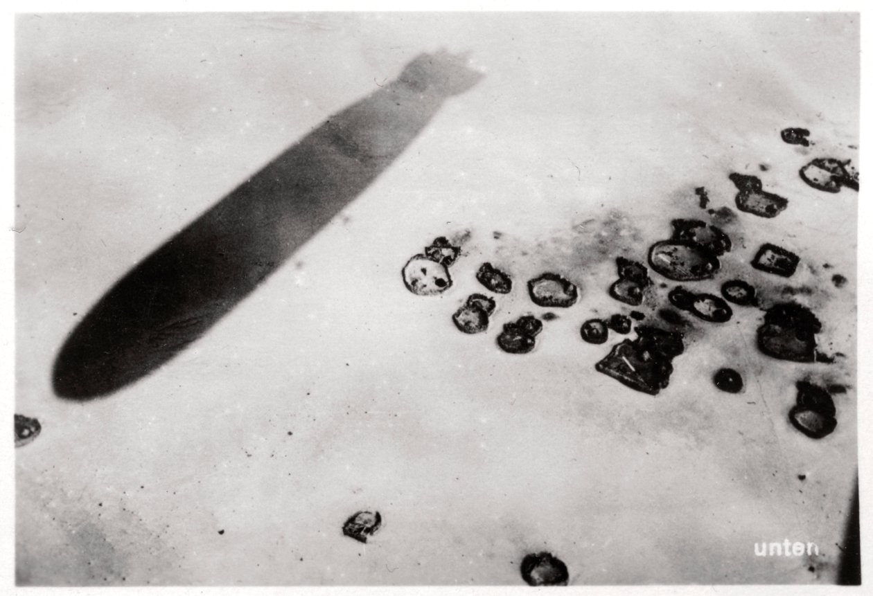 Letecký pohled na pouštní osadu se stínem vrženým Zeppelinem, 1931 1933 od Unbekannt